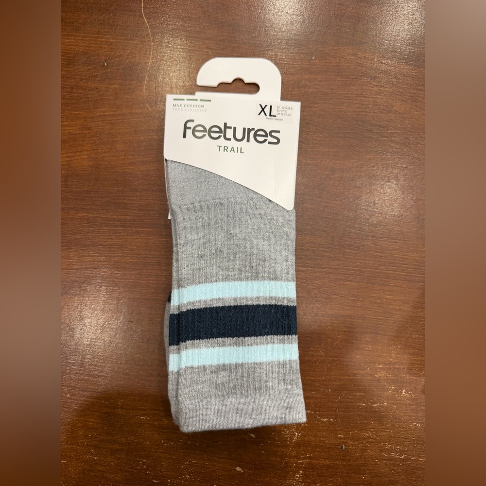 NWT pair of X-Large Feetures Trail Crew Socks
